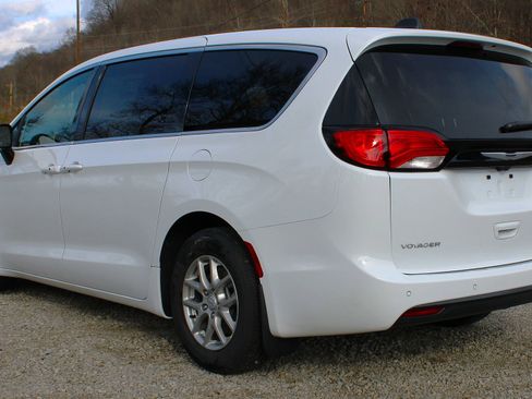 New 2026 Chrysler Voyager LX image 7