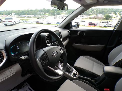 Used 2025 Hyundai Venue SEL FWD image 9