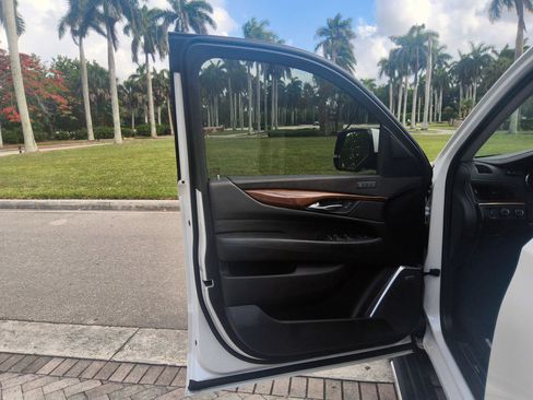 Used 2018 Cadillac Escalade ESV Premium Luxury AWD/4WD image 23