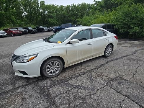Used 2016 Nissan Altima 2.5 S w/ Power Driver Seat Package FWD image 2