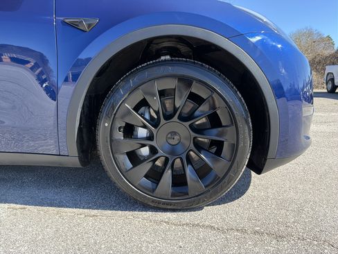 Used 2023 Tesla Model Y AWD image 14