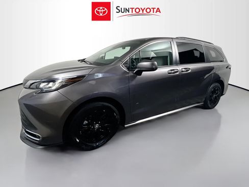 Used 2023 Toyota Sienna XLE FWD image 9