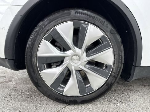 Used 2022 Tesla Model Y Long Range image 41