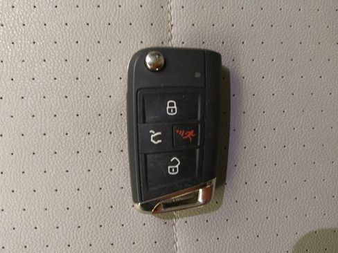 Used 2020 Volkswagen Tiguan SE w/ Panoramic Sunroof Package image 32