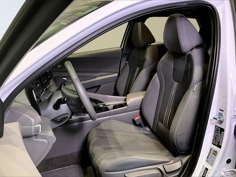 Used 2025 Hyundai Elantra SEL image 21