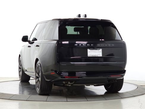 Used 2025 Land Rover Range Rover SE AWD/4WD image 3