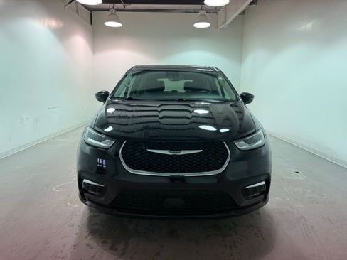 Used 2024 Chrysler Pacifica Touring-L image 2