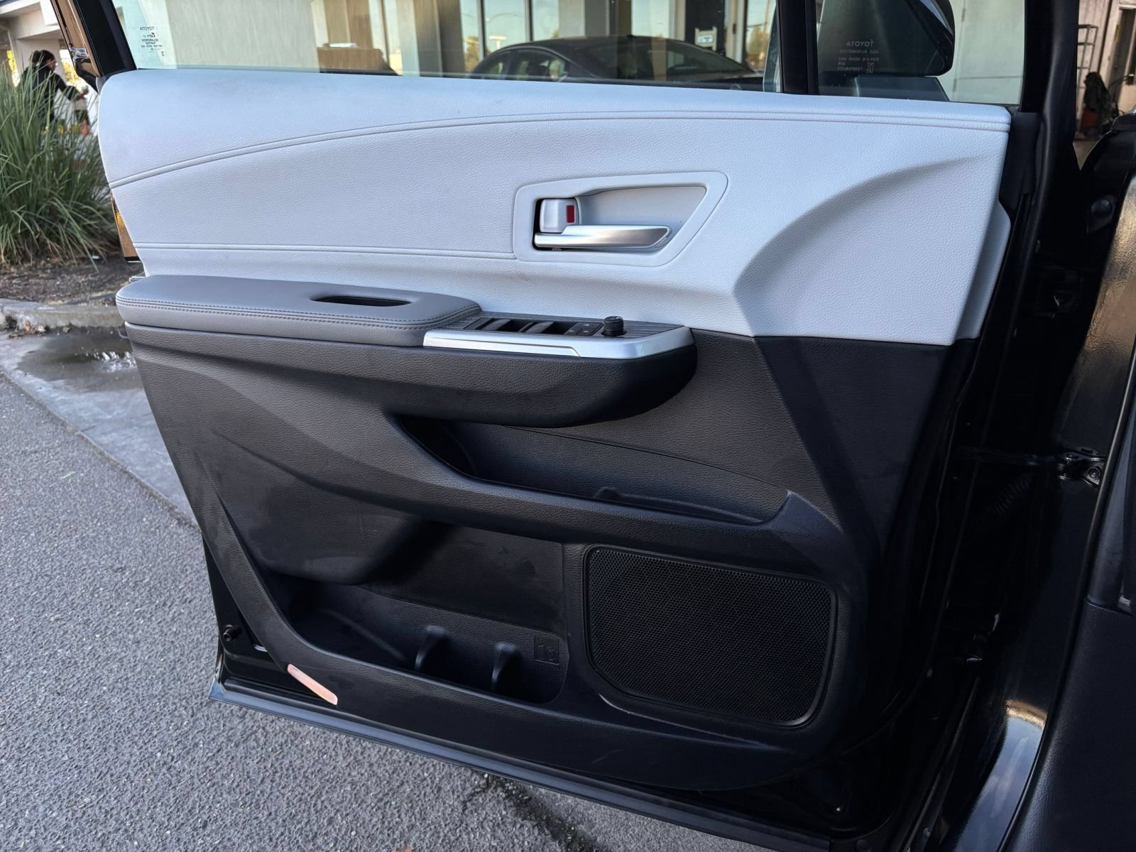 Used 2025 Toyota Sienna XLE FWD image 18