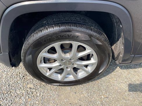 Used 2015 Jeep Cherokee Latitude FWD image 28
