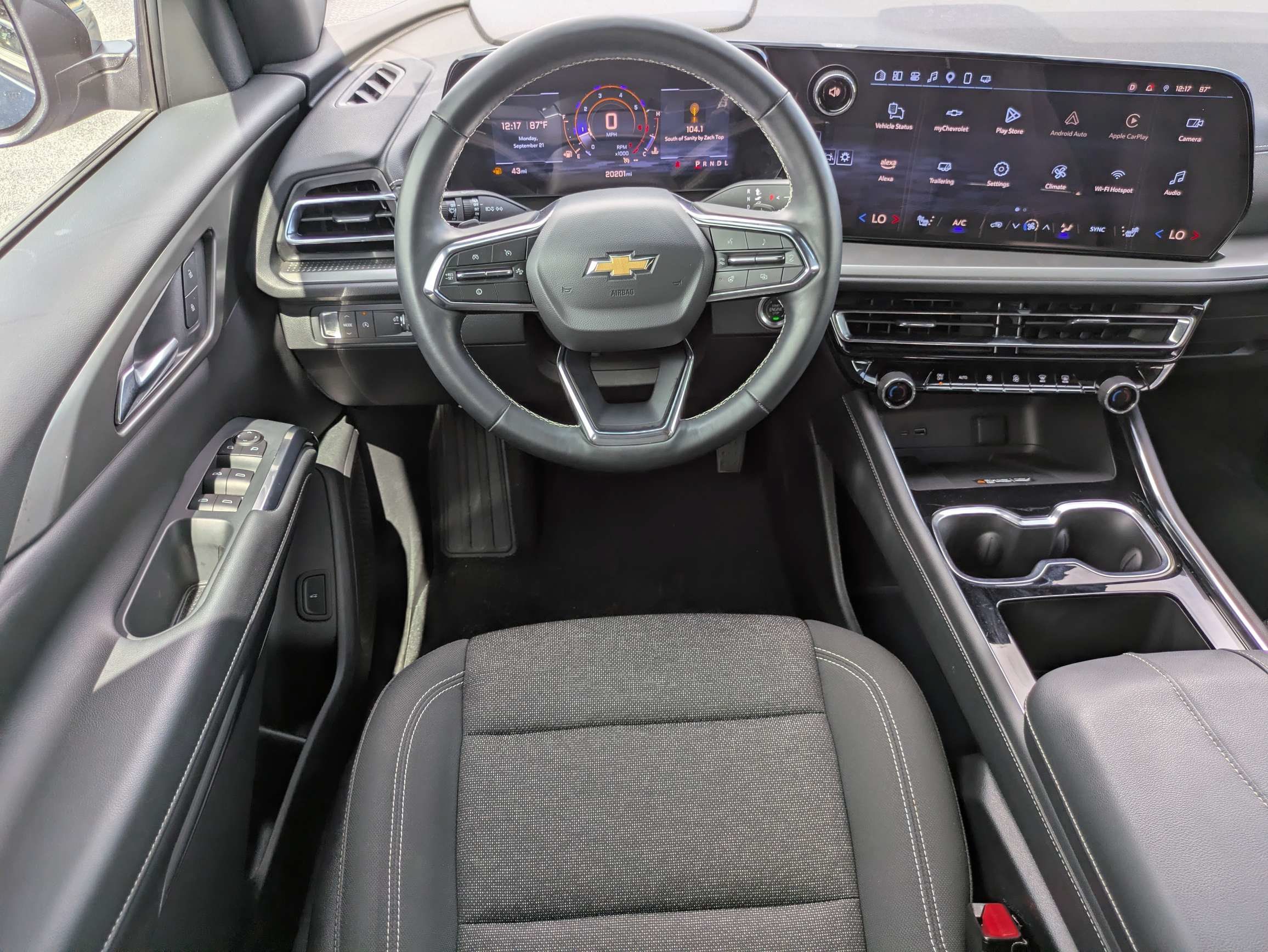 Used 2025 Chevrolet Traverse LT FWD image 4