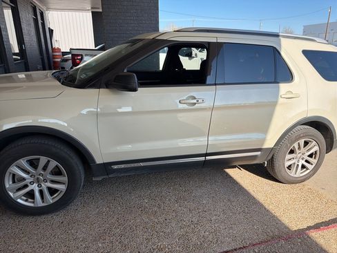 Used 2018 Ford Explorer XLT image 2