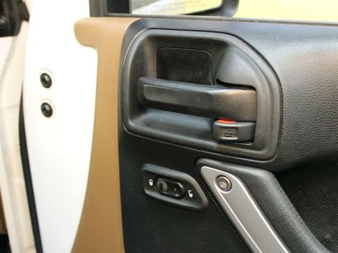 Used 2017 Jeep Wrangler Unlimited Sahara w/ Connectivity Group AWD/4WD image 9