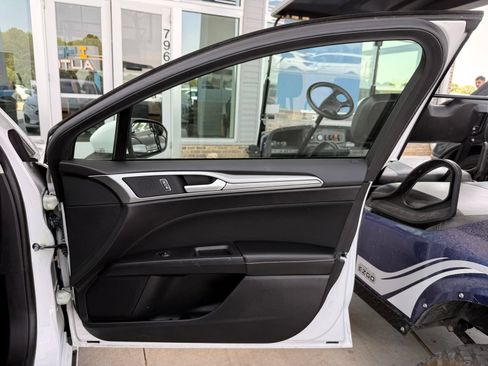 Used 2019 Ford Fusion SE FWD image 18