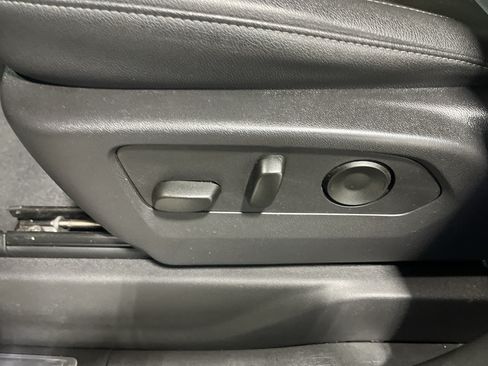 Used 2025 GMC Sierra 1500 SLT AWD/4WD image 31
