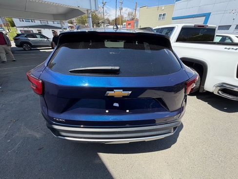Used 2024 Chevrolet Trax LT w/ Sunroof Package FWD image 4