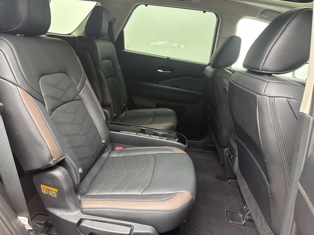 Used 2025 Nissan Pathfinder Platinum FWD image 18