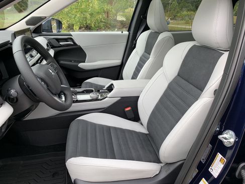 New 2025 Mitsubishi Outlander SE image 10