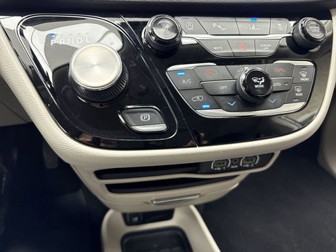 Used 2023 Chrysler Pacifica Touring-L image 21