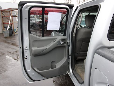 Used 2014 Nissan Frontier SV image 18