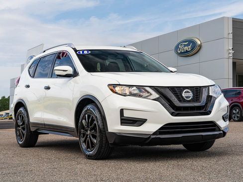 Used 2018 Nissan Rogue SV FWD image 1