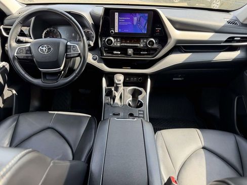 Certified 2024 Toyota Highlander XLE image 2