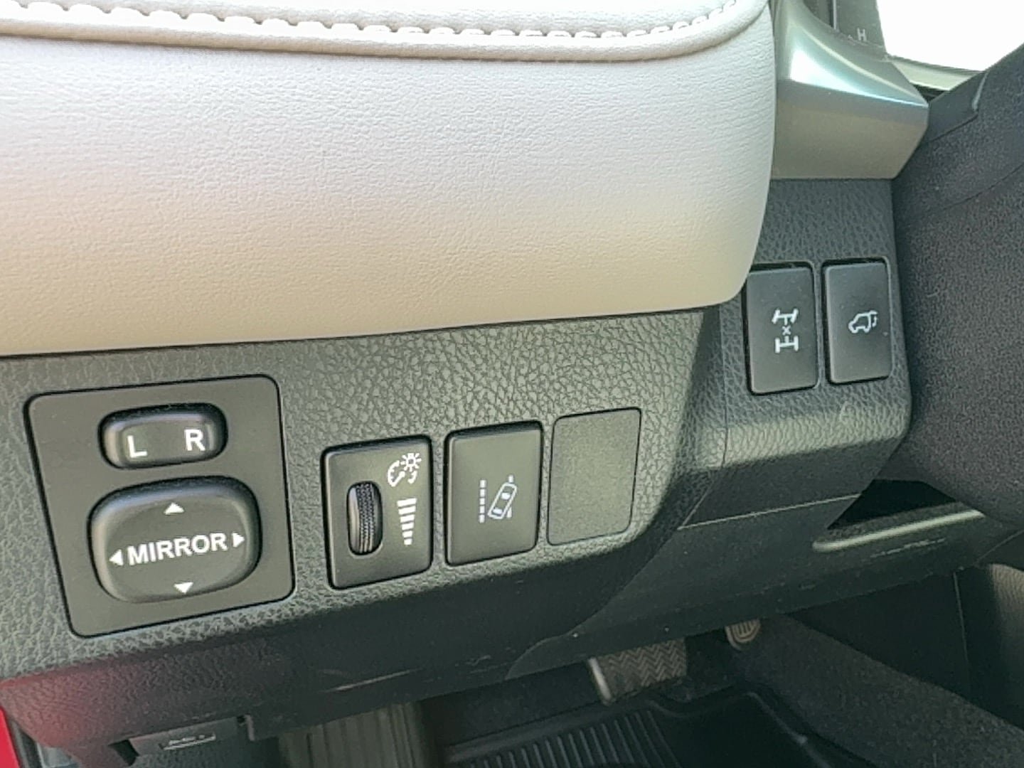 Used 2017 Toyota RAV4 XLE w/ All Weather Liner Package AWD/4WD image 24