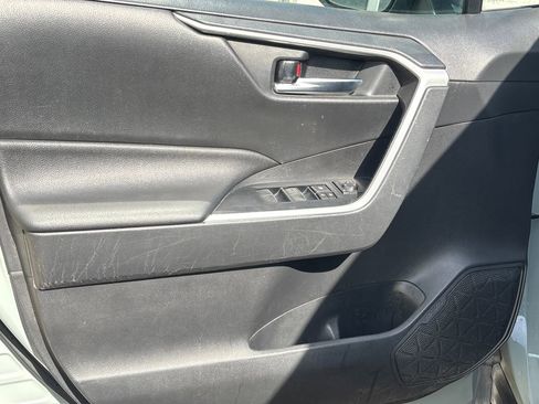 Used 2020 Toyota RAV4 XLE Premium image 4