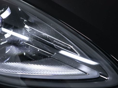 Certified 2024 Porsche Macan AWD/4WD image 16