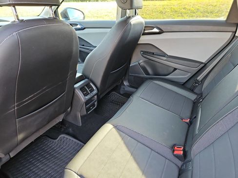 Used 2022 Volkswagen Taos SE image 11