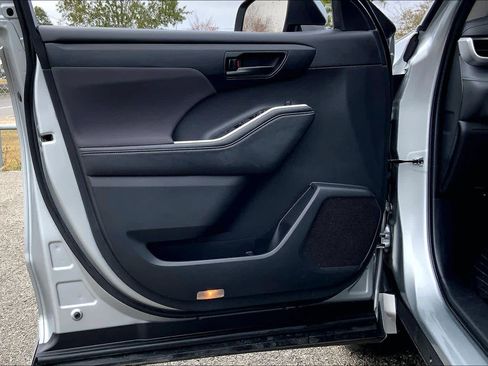 Certified 2024 Toyota Highlander LE image 21