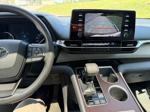 Used 2023 Toyota Sienna LE w/ LE Plus Package FWD image 13