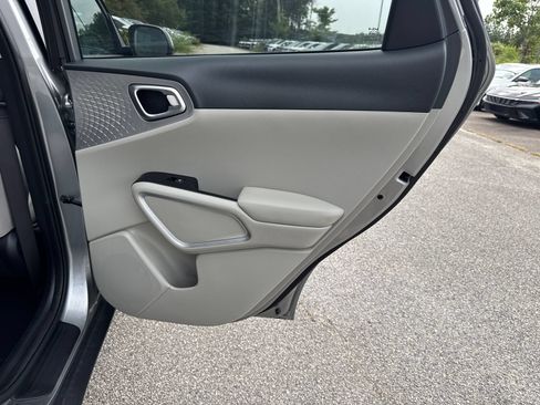 Used 2025 Kia Soul LX w/ LX Technology Package FWD image 16