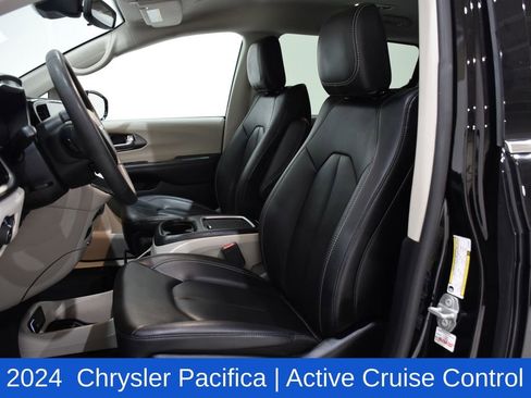 Used 2024 Chrysler Pacifica Touring-L image 21