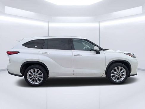 Used 2020 Toyota Highlander Limited FWD image 2