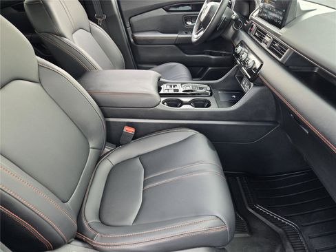 Used 2025 Honda Pilot TrailSport image 13