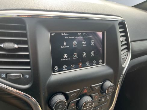 Used 2021 Jeep Grand Cherokee Laredo image 15