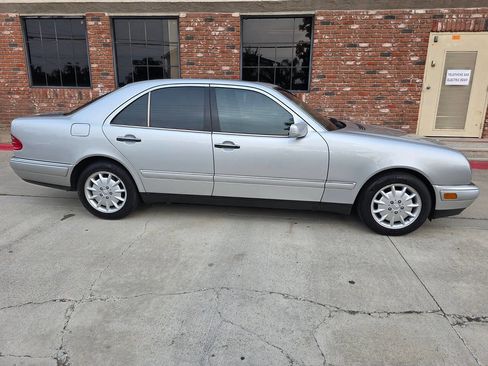 Used 1998 Mercedes-Benz E 320 Sedan image 7