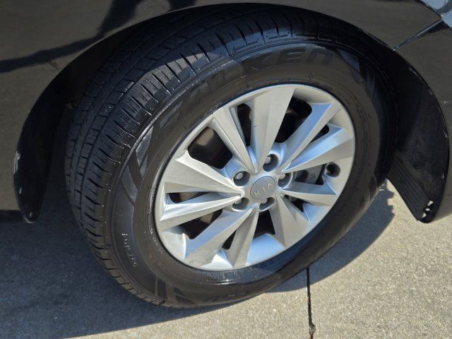 Used 2017 Kia Sedona LX w/ LX Essentials Premium Package FWD image 5