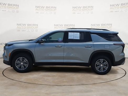 Used 2025 Chevrolet Traverse LT w/ Driver Confidence Package FWD image 2