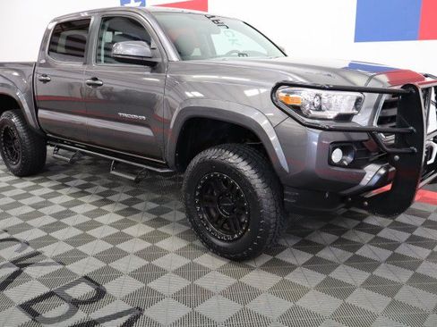 Used 2017 Toyota Tacoma SR5 w/ Tow Package RWD image 15