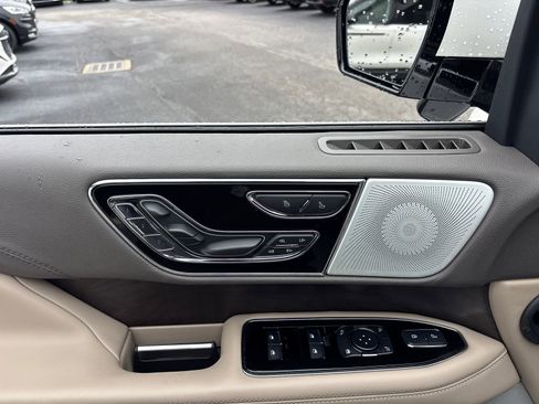 Used 2023 Lincoln Navigator Reserve AWD/4WD image 12