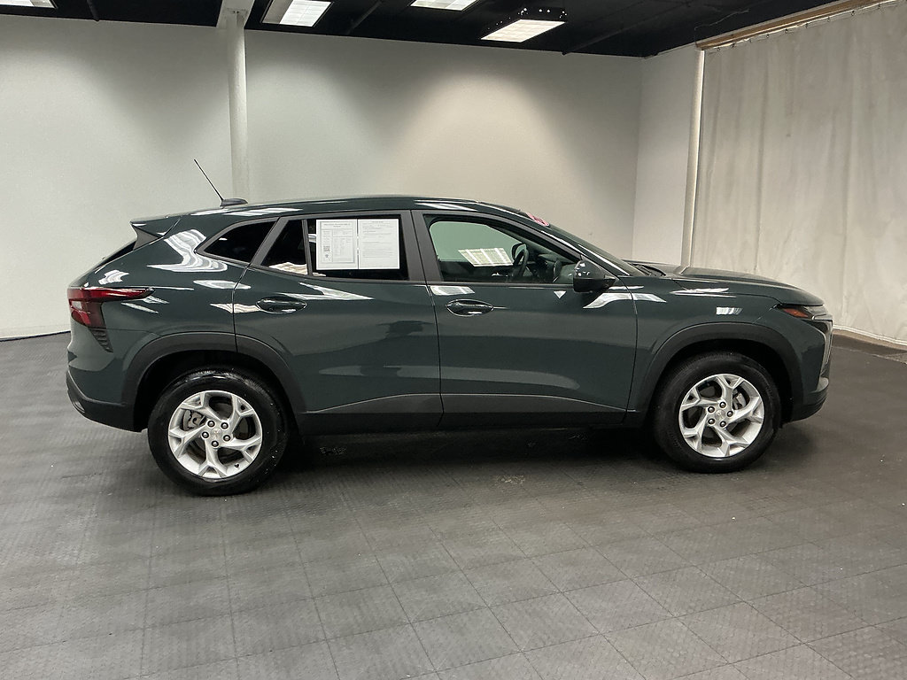 Used 2025 Chevrolet Trax LS w/ LS Convenience Package FWD image 6