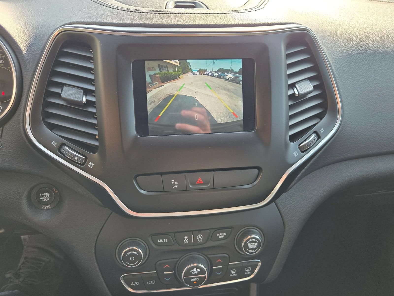 Used 2019 Jeep Cherokee Latitude Plus w/ Comfort/Convenience Group FWD image 7