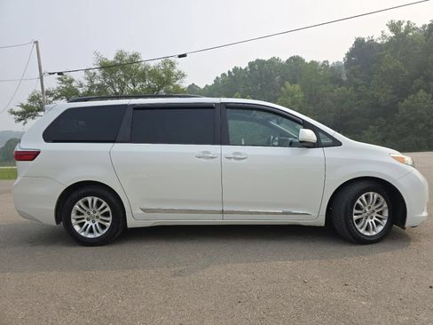 Used 2017 Toyota Sienna XLE FWD image 18