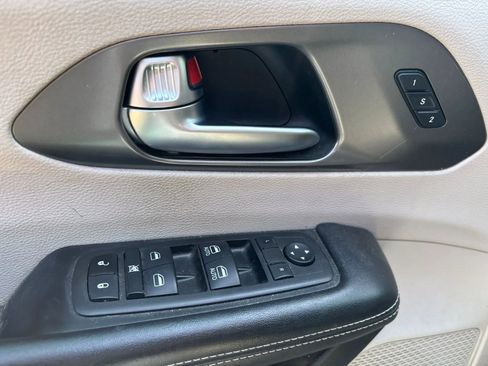 Used 2022 Chrysler Pacifica Touring-L FWD image 17