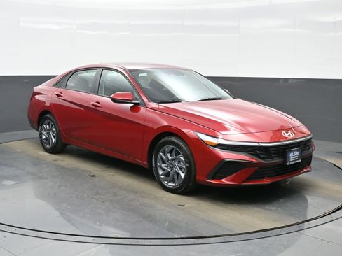 Certified 2025 Hyundai Elantra Blue image 8