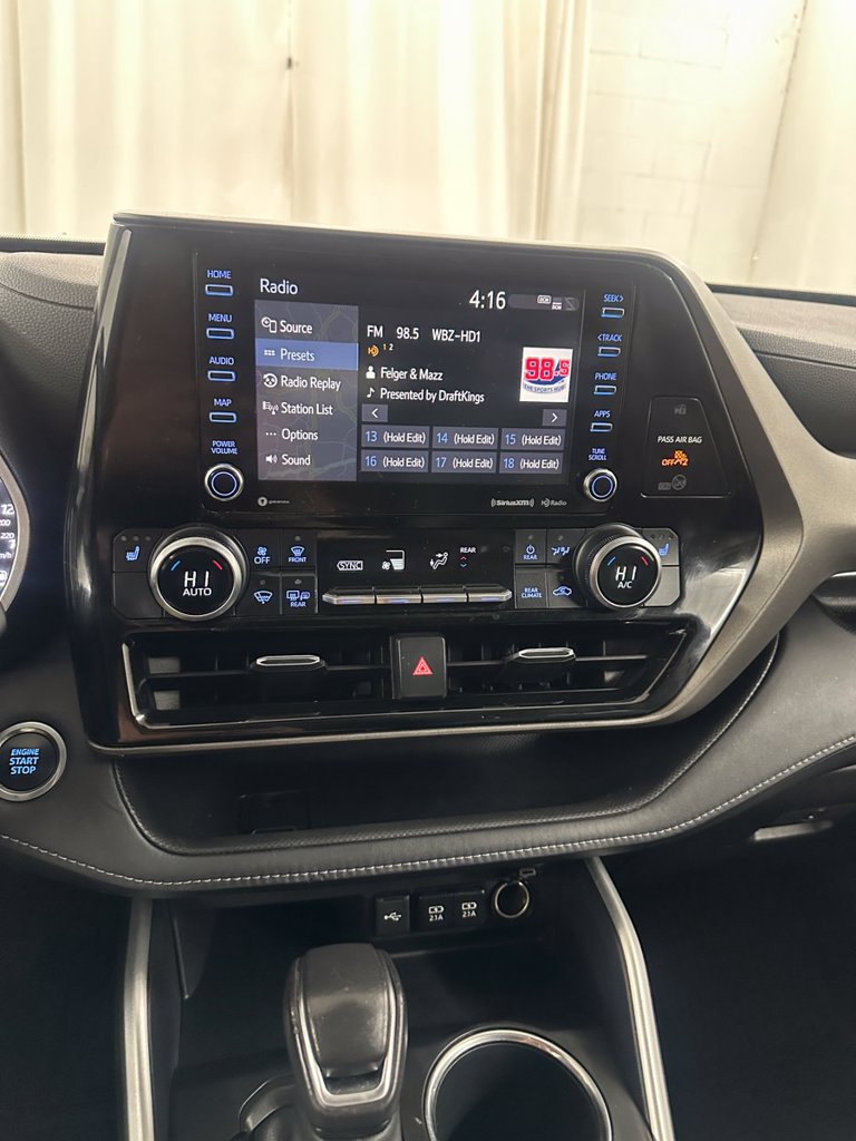 Used 2020 Toyota Highlander XLE AWD/4WD image 24