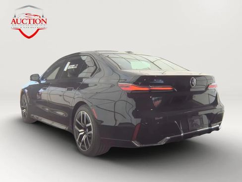 Used 2025 BMW 740i xDrive AWD/4WD image 3