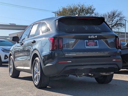 Used 2023 Kia Sorento LX image 4