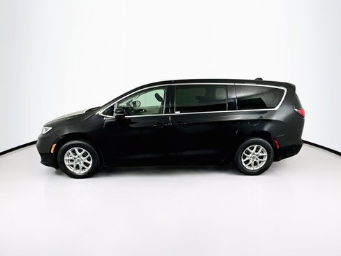 Used 2024 Chrysler Pacifica Touring-L FWD image 4